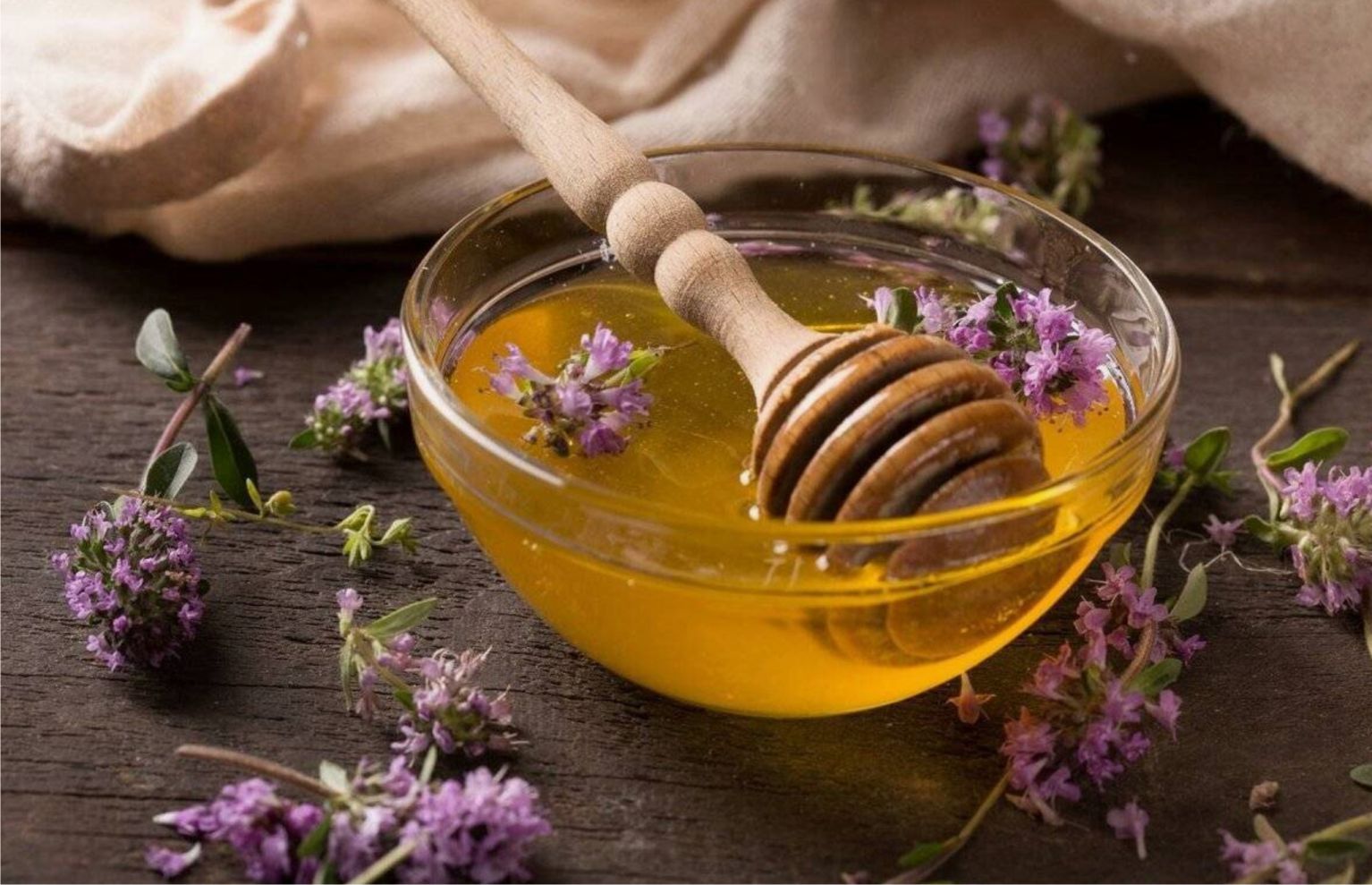 Народные рецепты рук. Шалфей с медом. Мед с чабрецом. Травяной мед с мятой чабрецом. Чай с травами и медом.